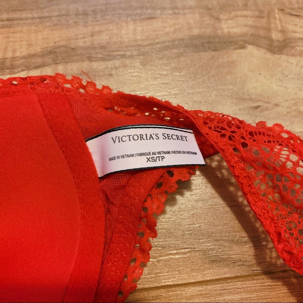 Red Bra - Picture 3 of 4